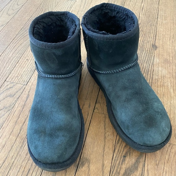 UGG Classic Mini II black size 8 (fits size 9) excellent condition - Picture 7 of 7